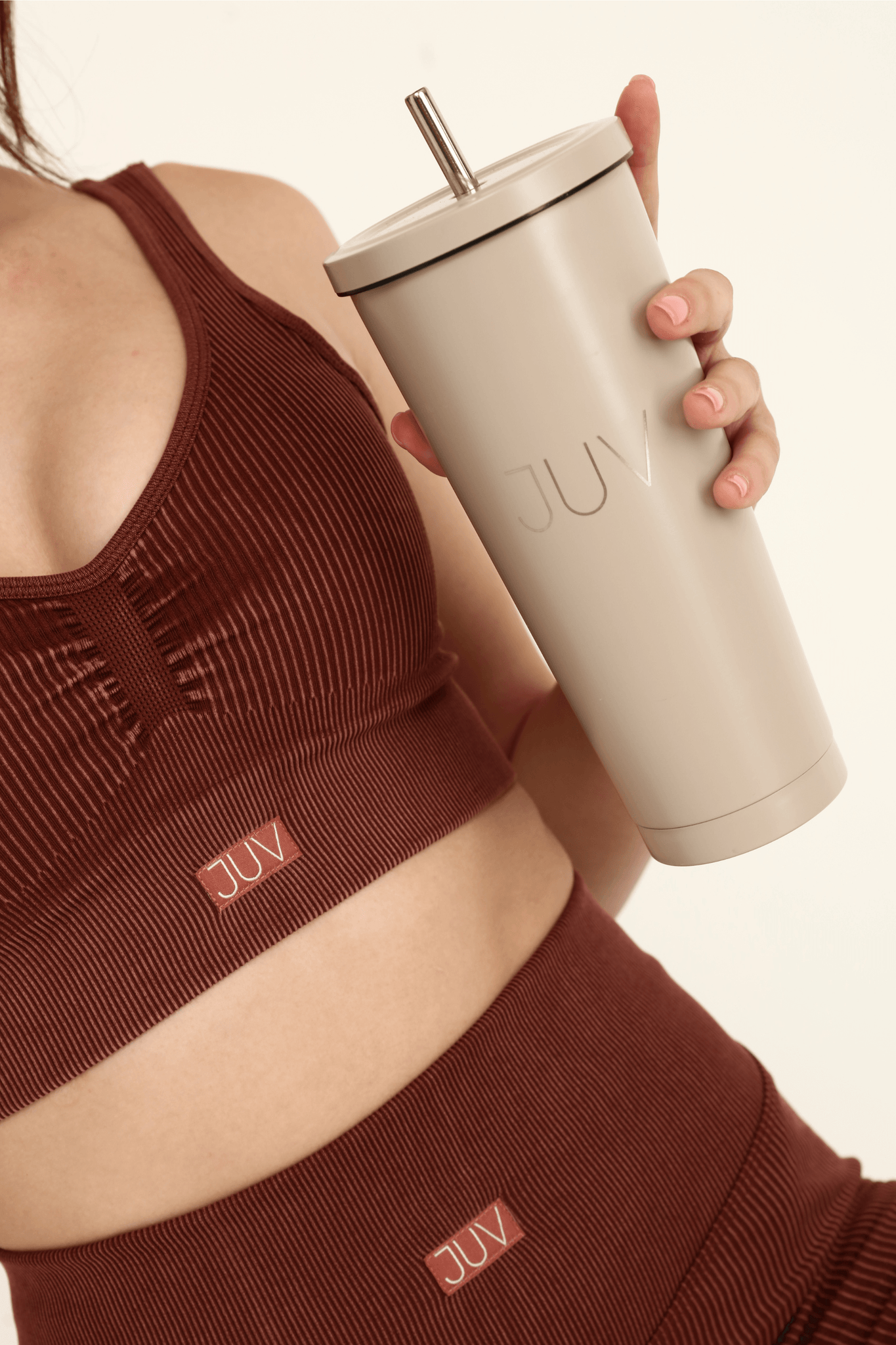 JUV lady thermal cup in cream, front view in the model hands.