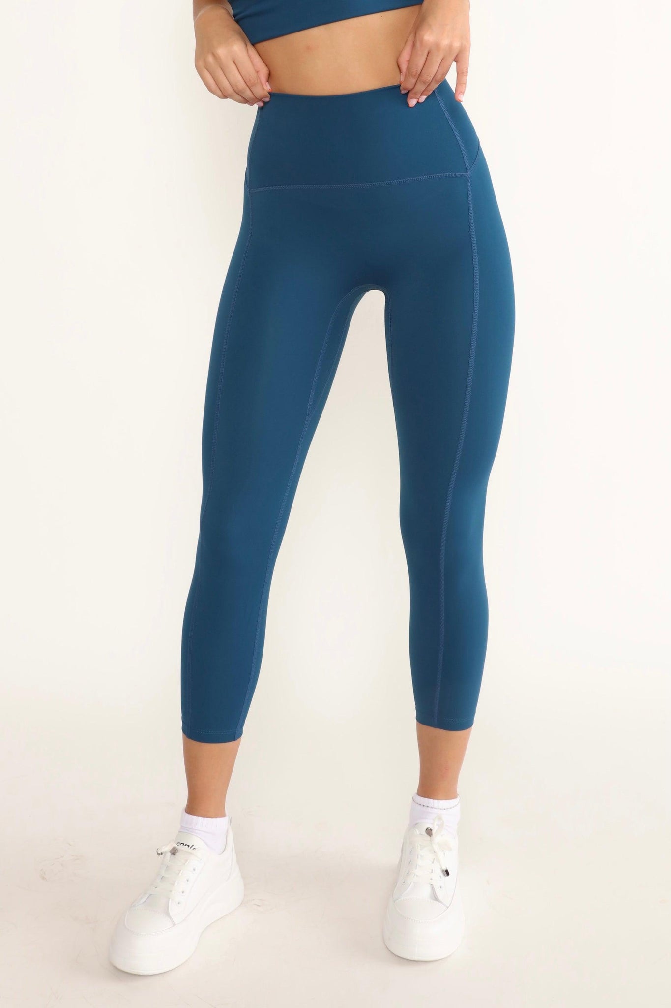 JUV unicorn legging in blue color, close up front view.