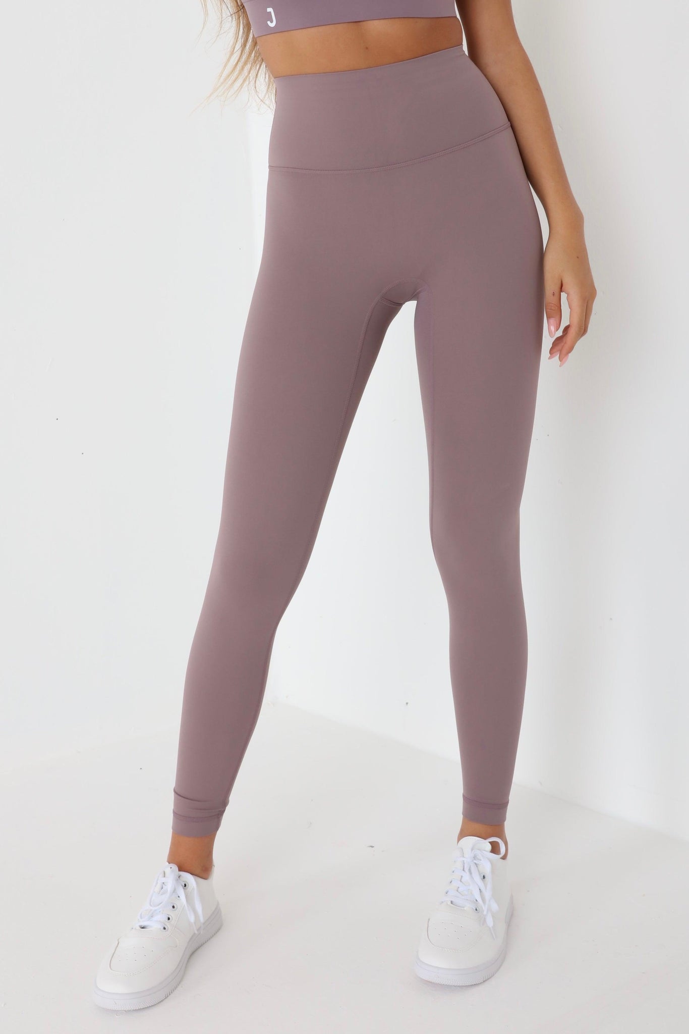 JUV fresh legging in purple color, close up front view.