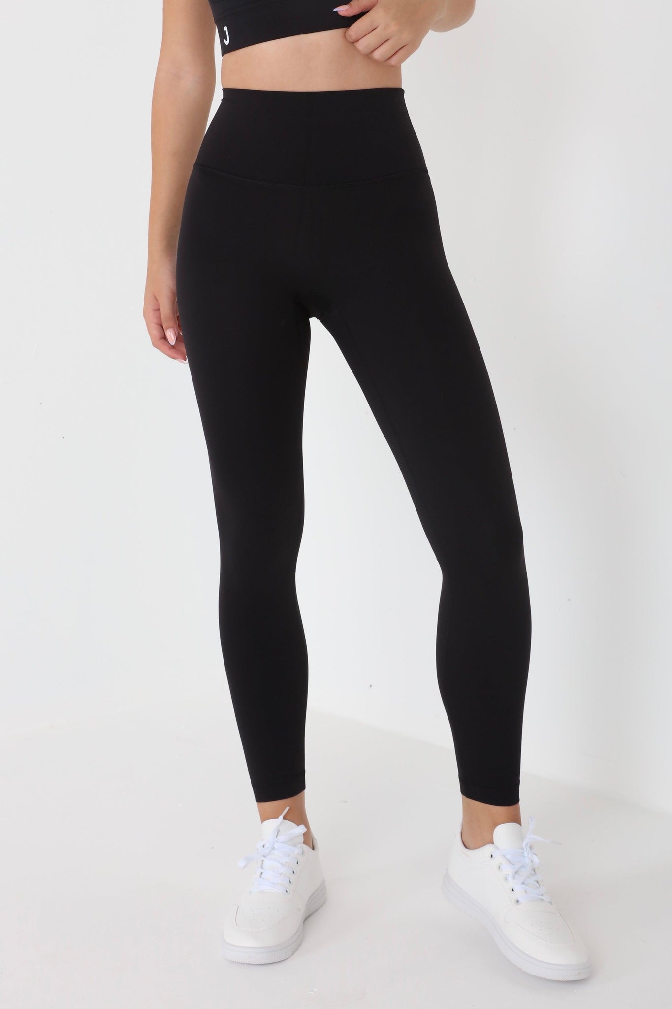 JUV fresh legging in black color, close up front view.